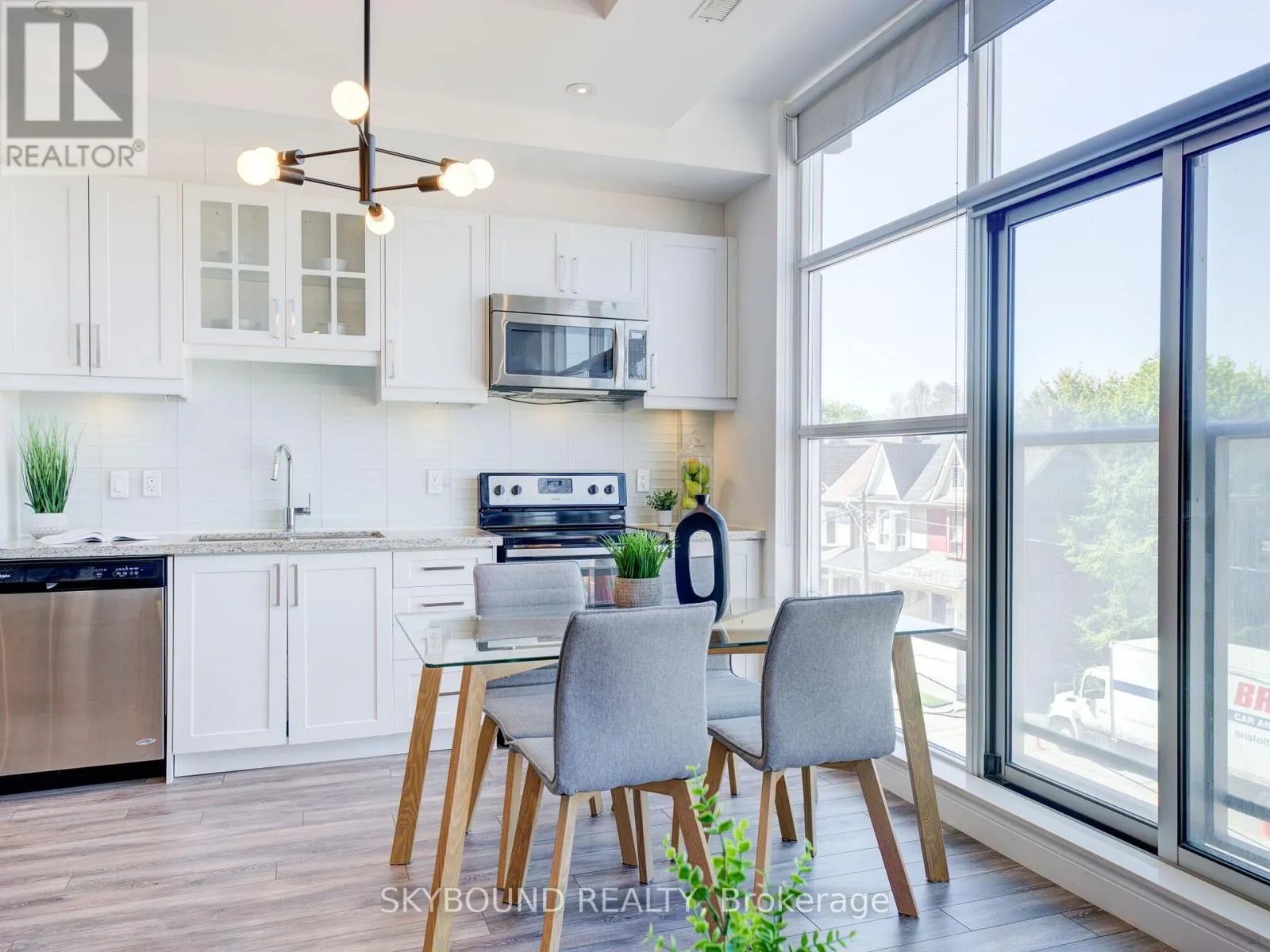 302 - 1003 QUEEN STREET E