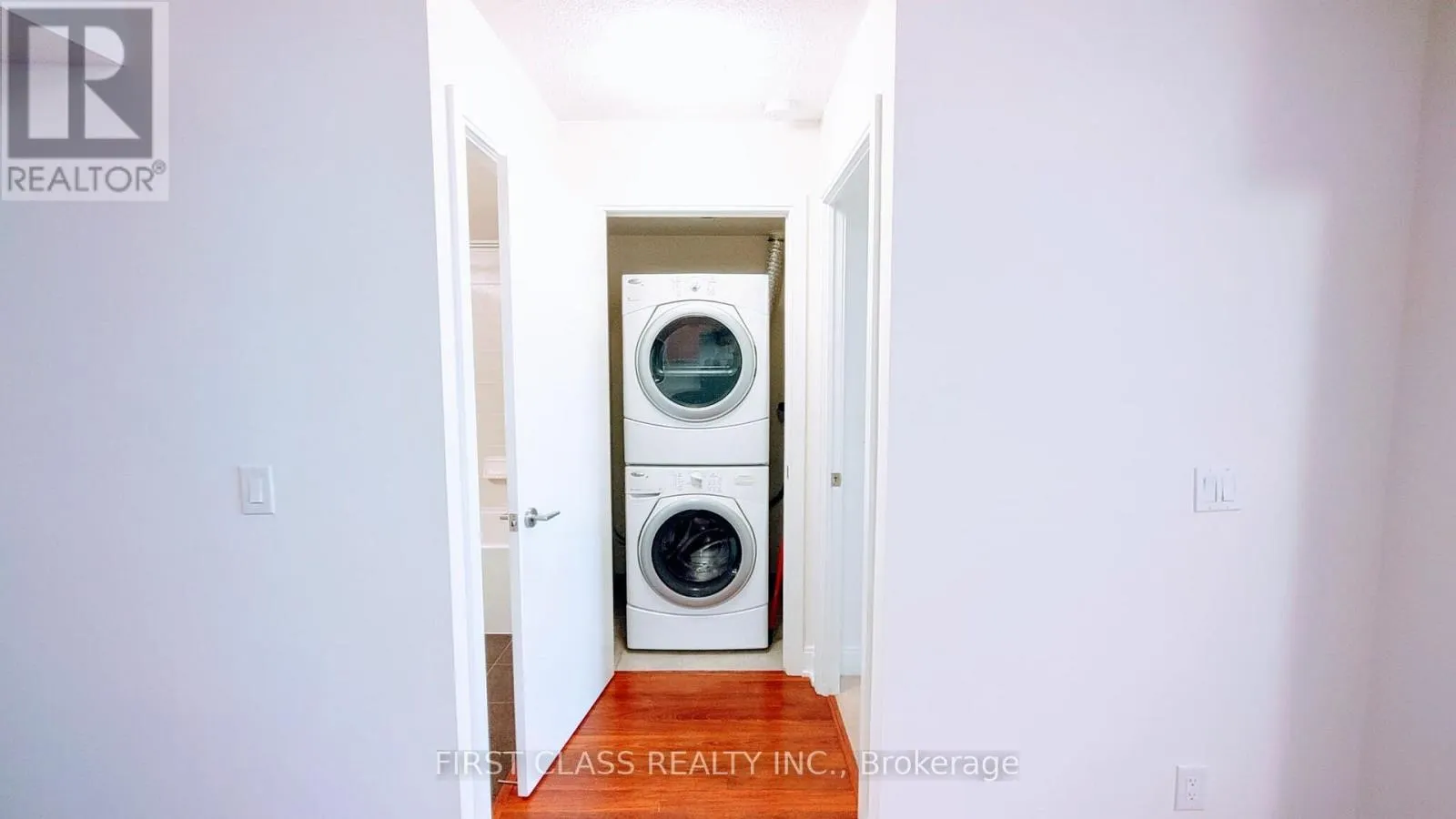 1616 - 135 VILLAGE GREEN SQUARE