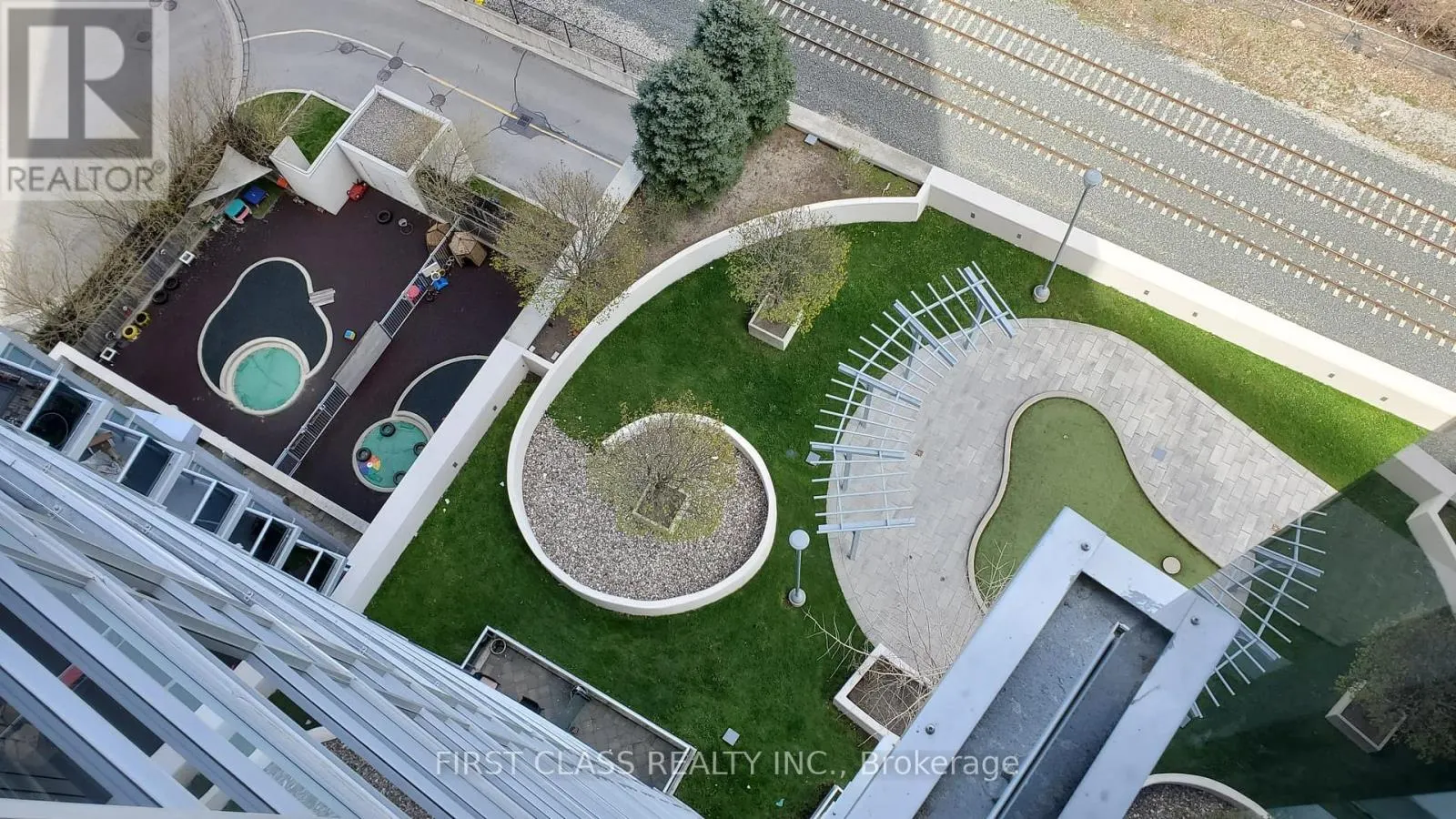 1616 - 135 VILLAGE GREEN SQUARE