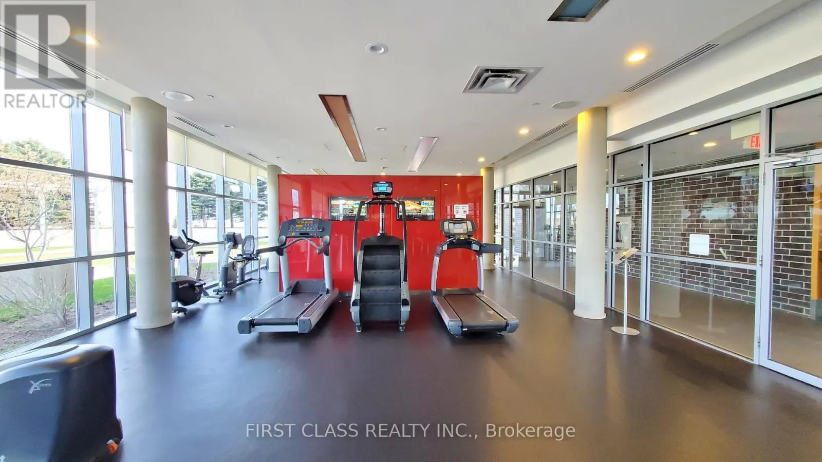 1616 - 135 VILLAGE GREEN SQUARE