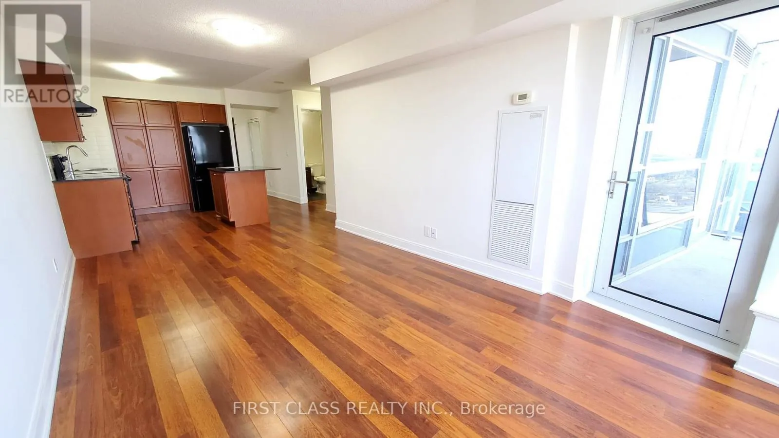 1616 - 135 VILLAGE GREEN SQUARE