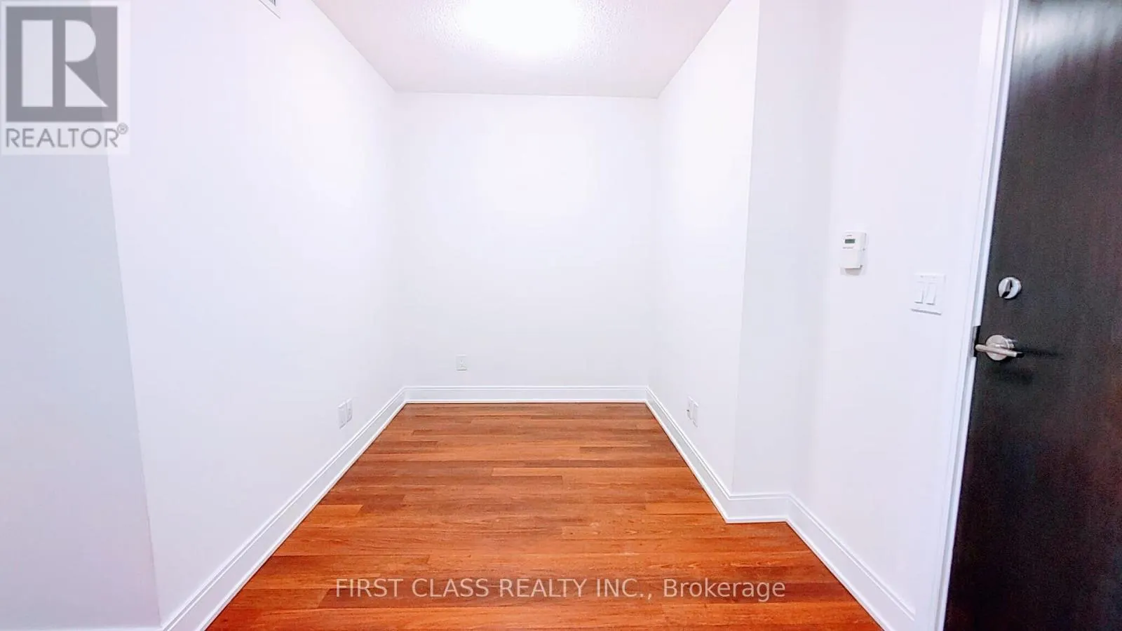 1616 - 135 VILLAGE GREEN SQUARE