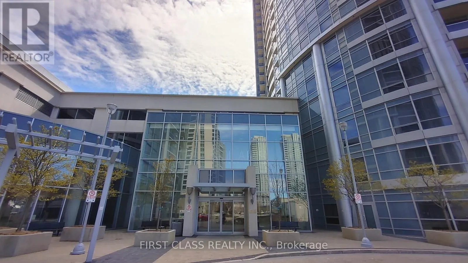 1616 - 135 VILLAGE GREEN SQUARE