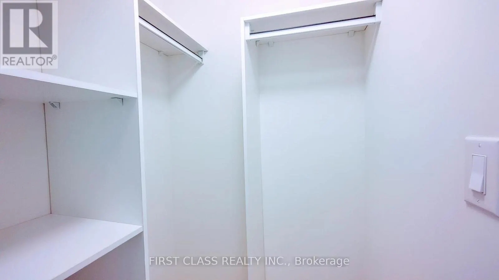 1616 - 135 VILLAGE GREEN SQUARE