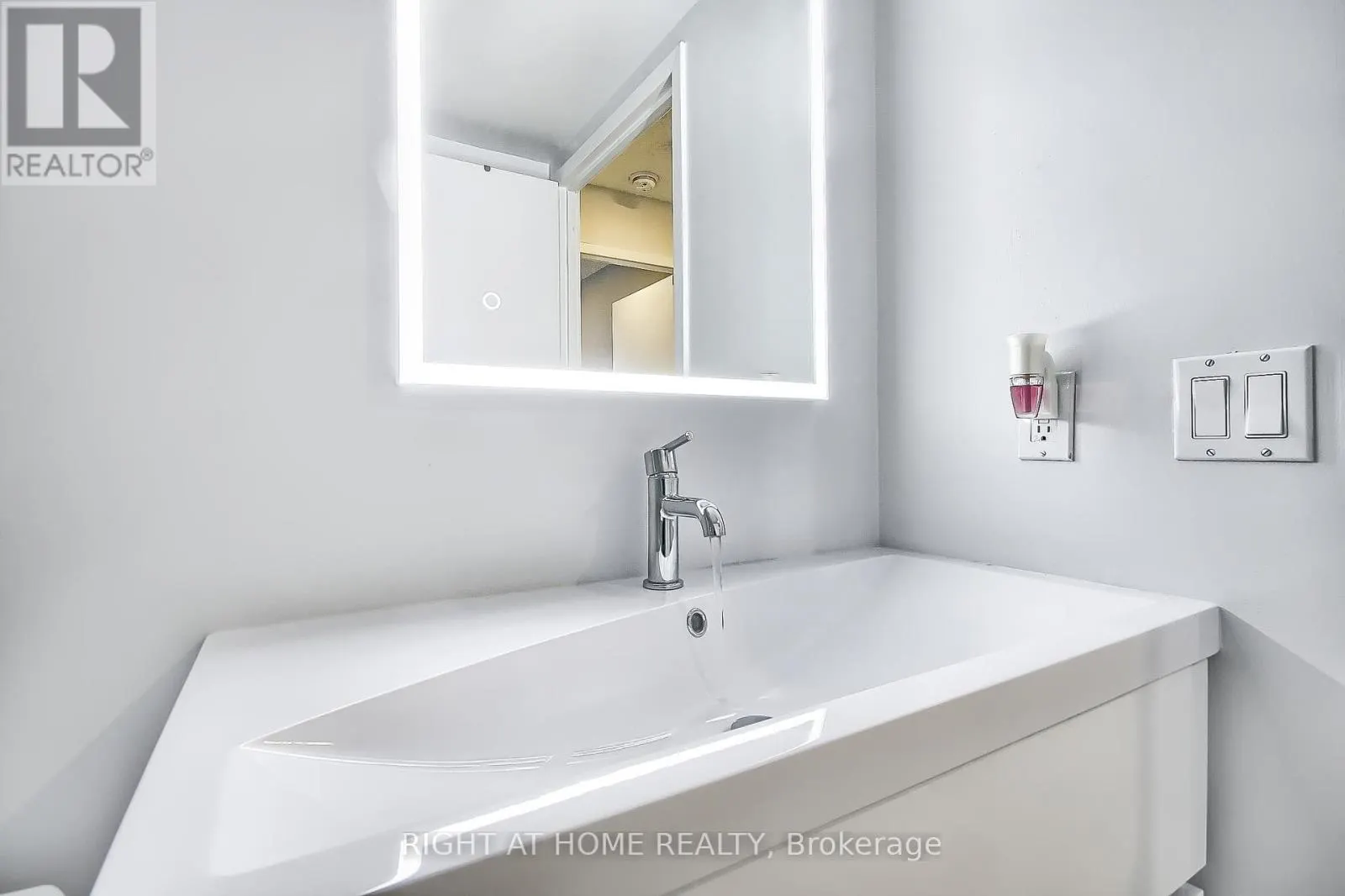 PH7 - 955 O'CONNOR DRIVE E