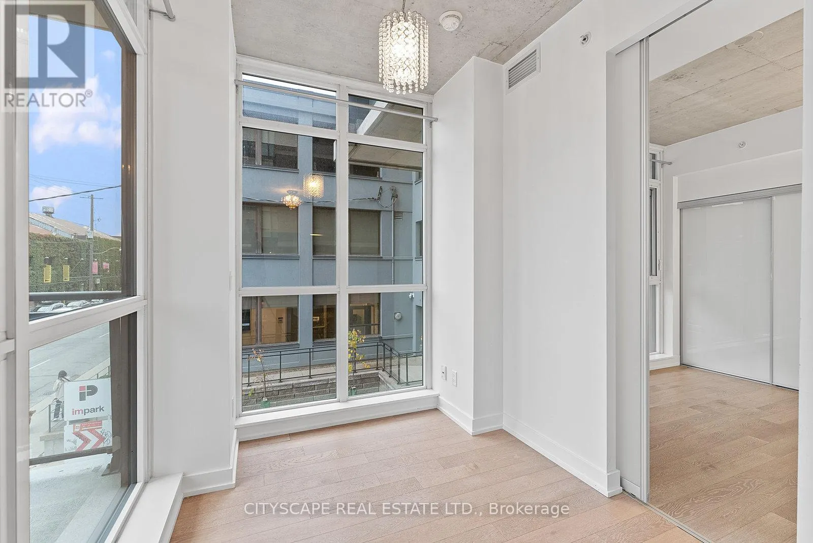 220 - 1190 DUNDAS STREET E