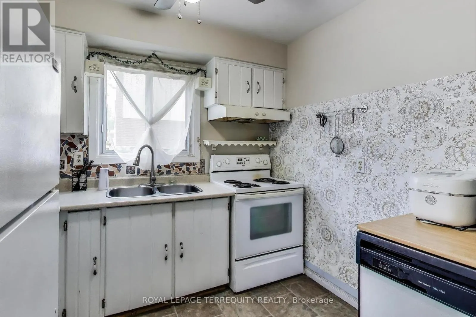 88 - 1100 OXFORD STREET