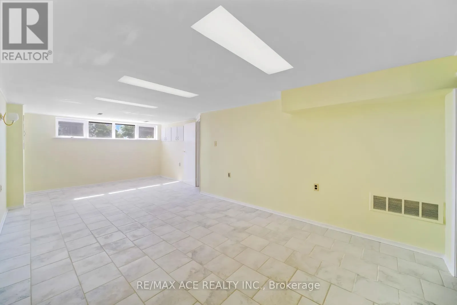 96 INVERGORDON AVENUE