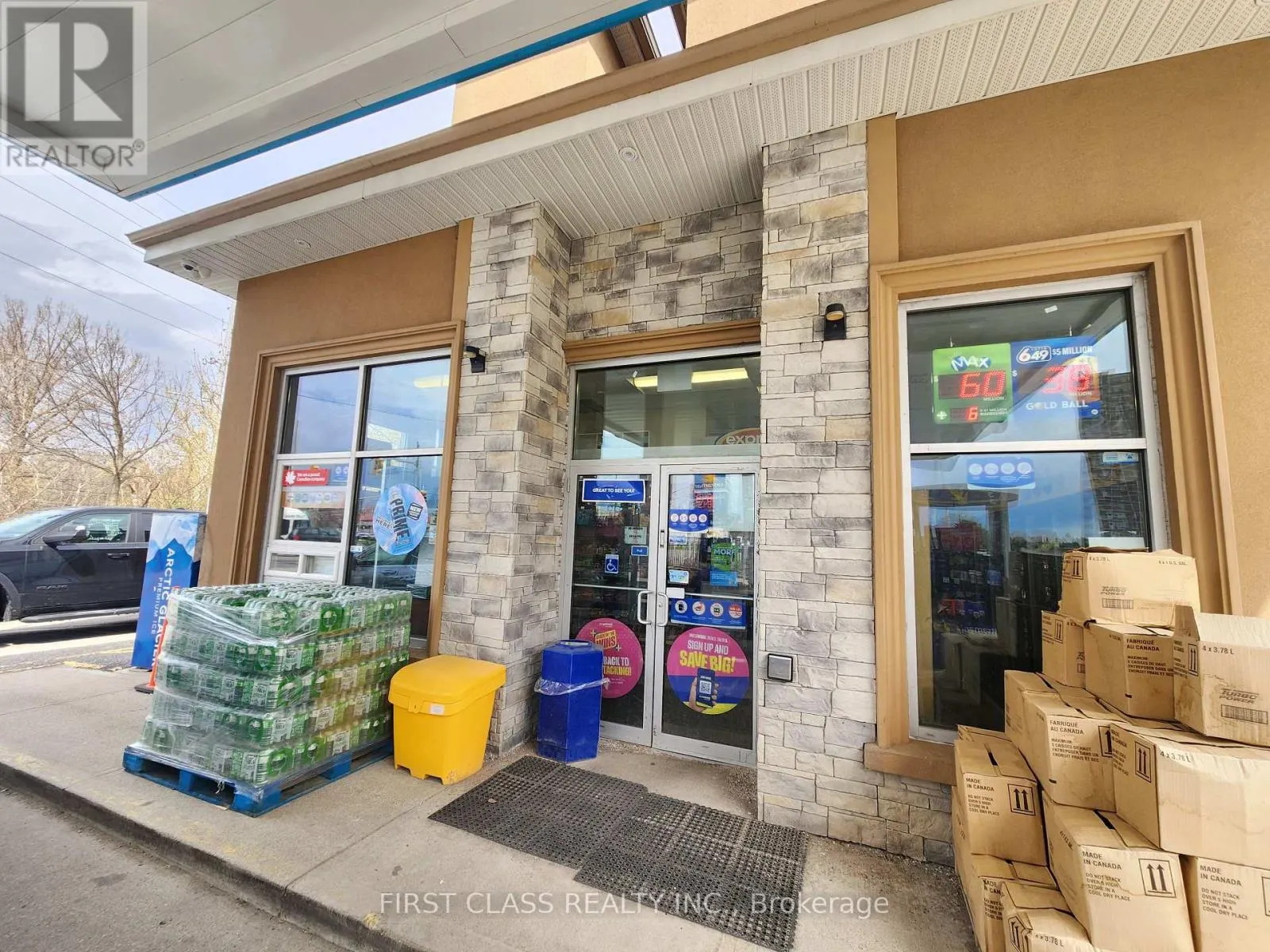 951 DUNDAS STREET W