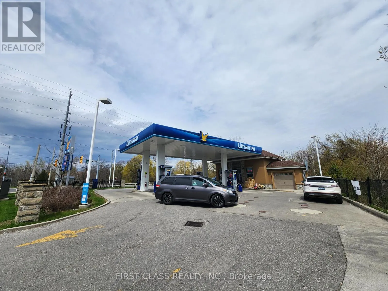 951 DUNDAS STREET W