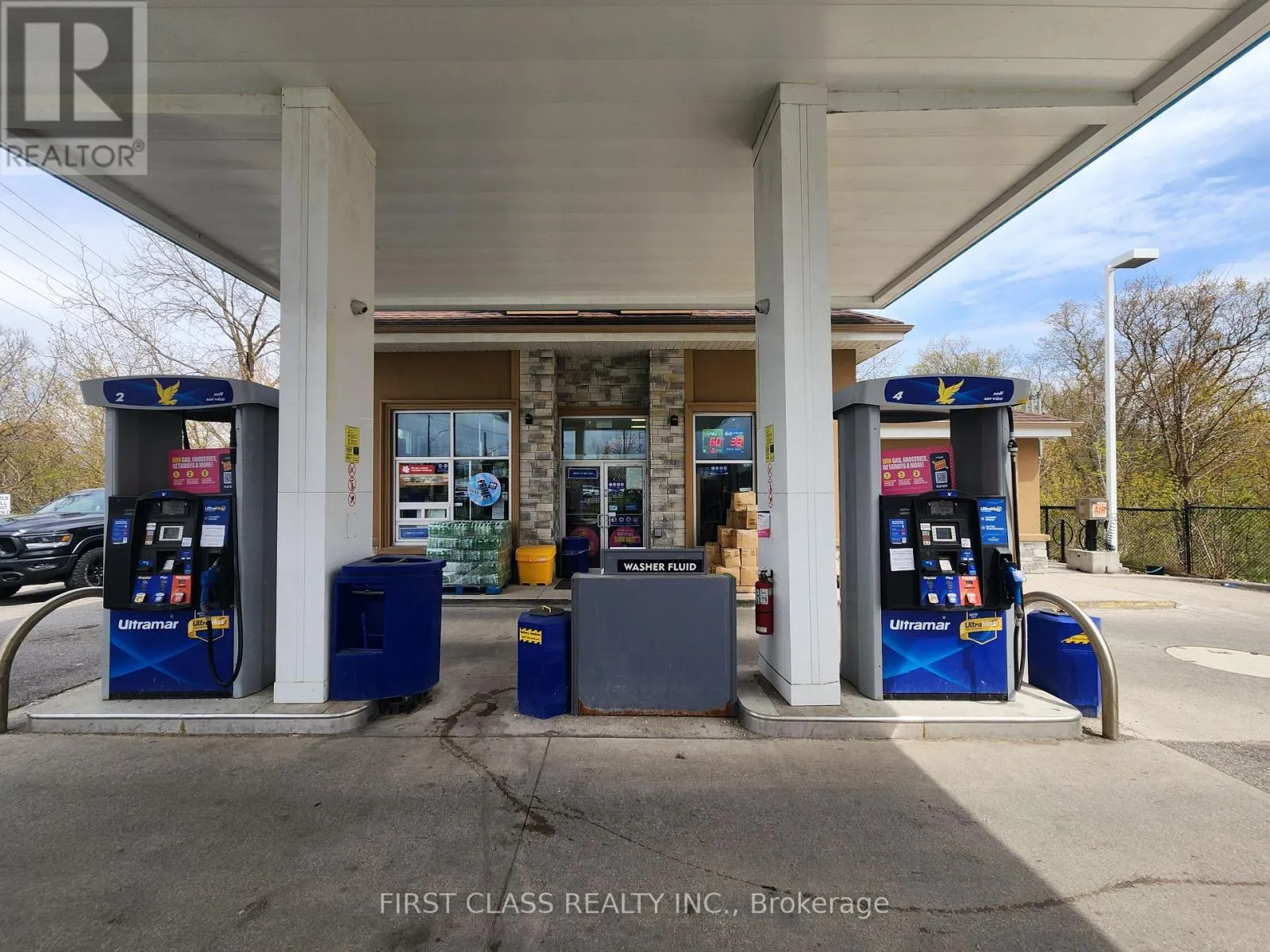951 DUNDAS STREET W