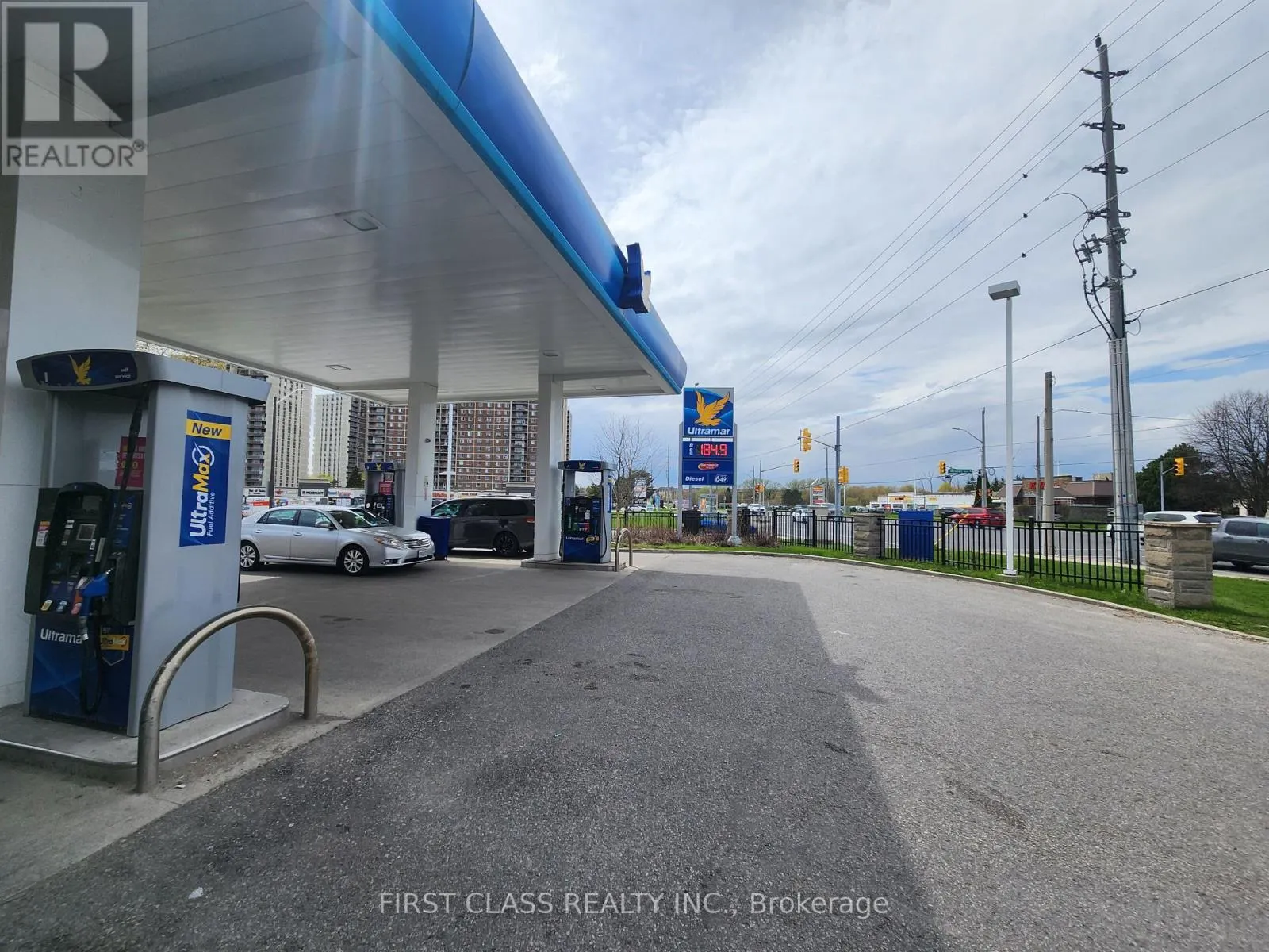 951 DUNDAS STREET W