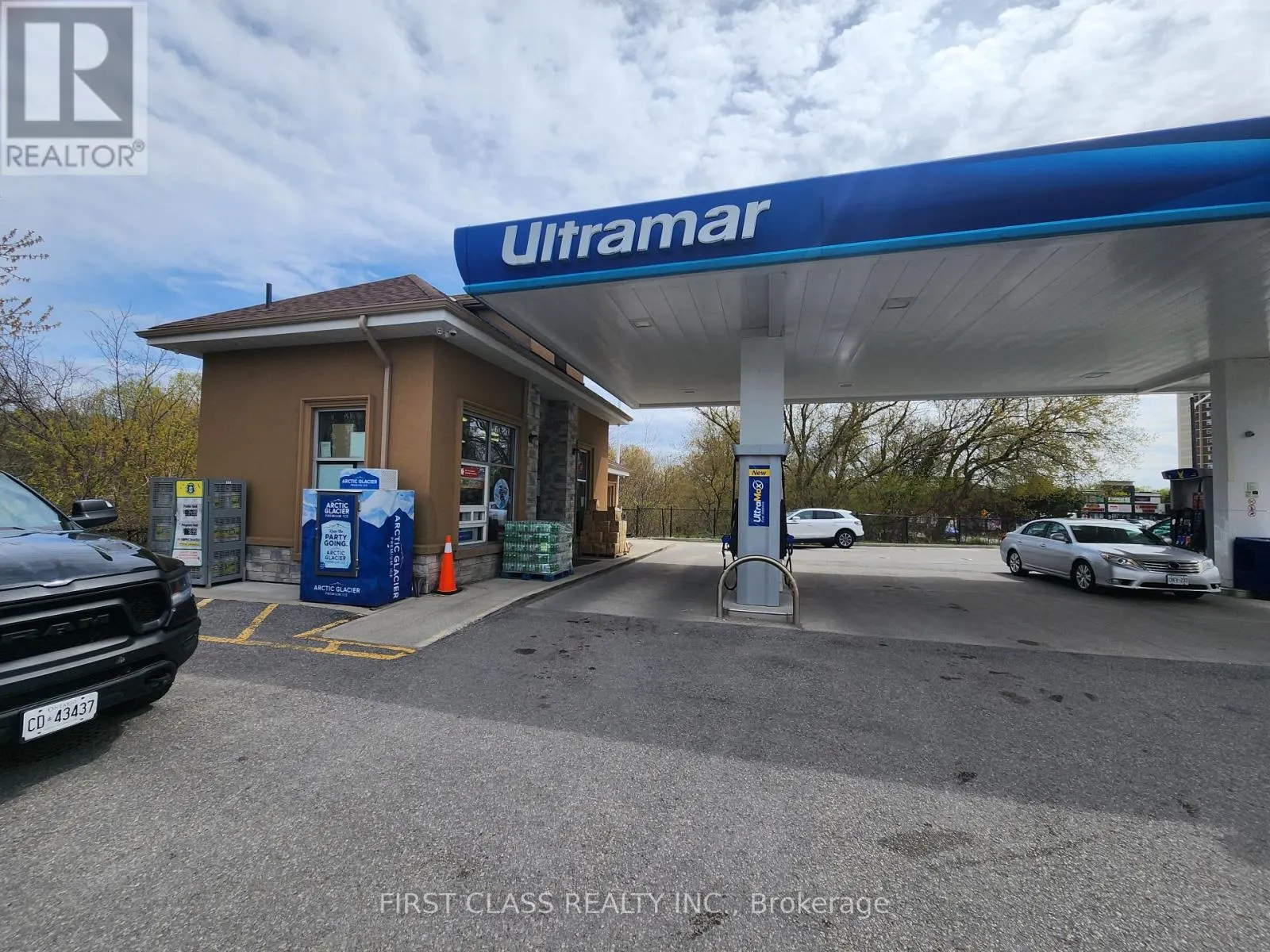 951 DUNDAS STREET W