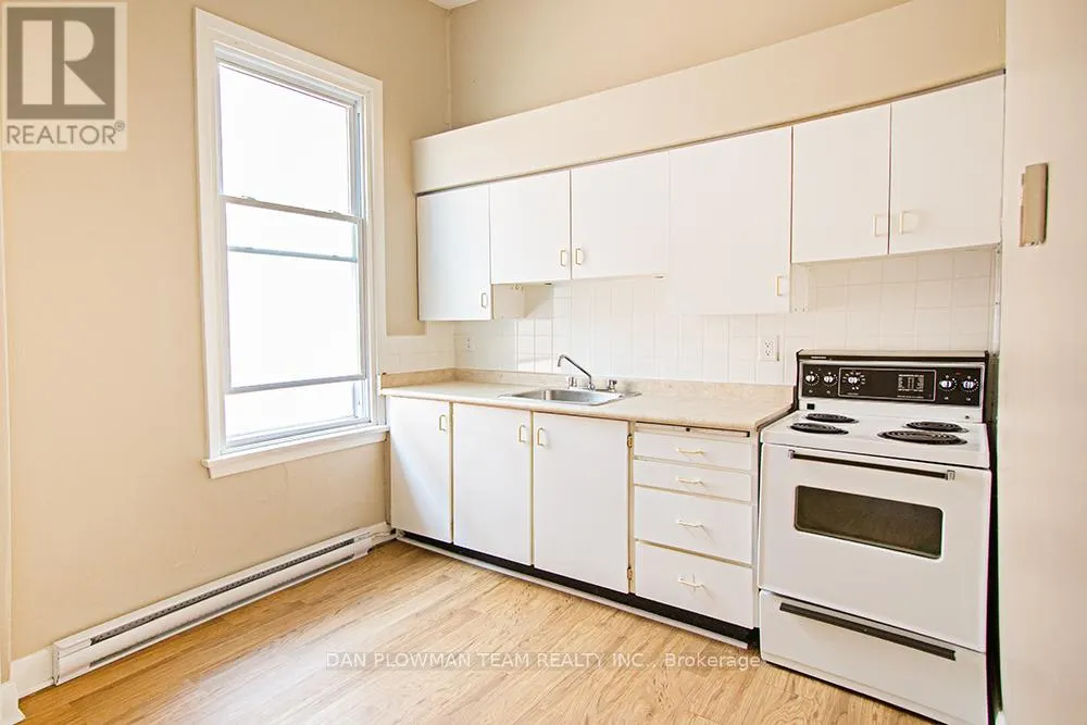 8-10 SIMCOE STREET N