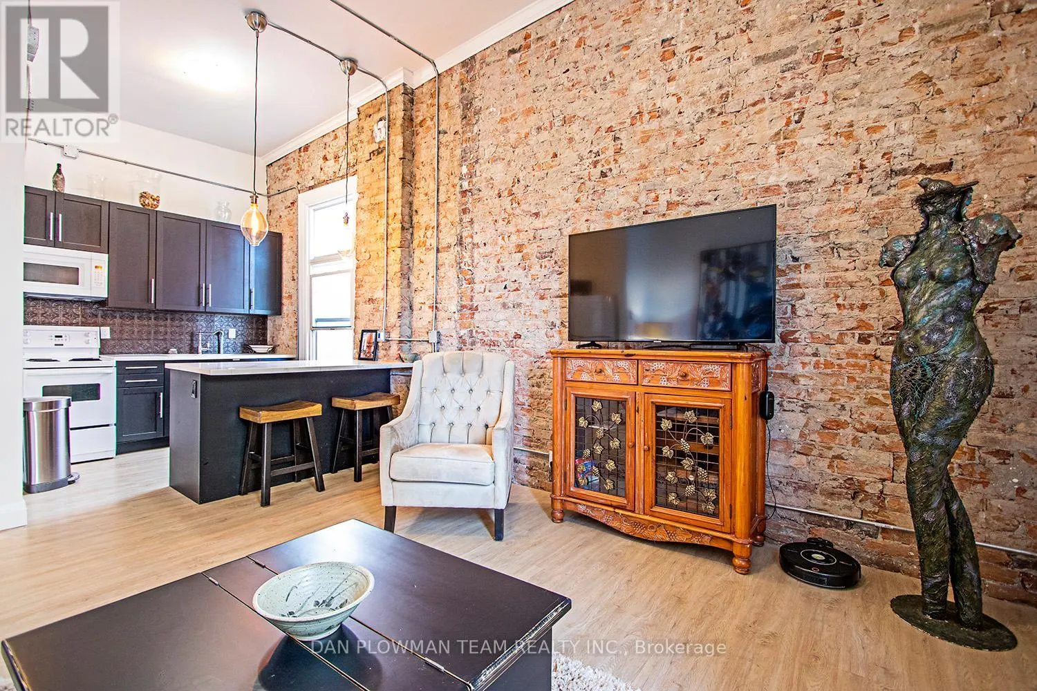 8-10 SIMCOE STREET N