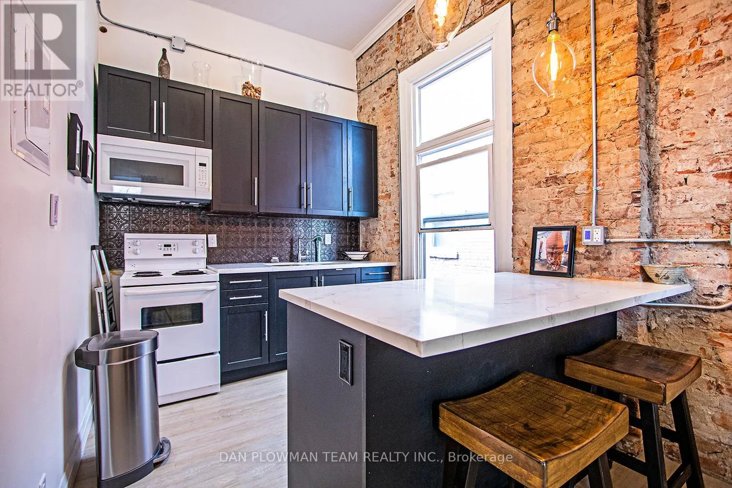 8-10 SIMCOE STREET N
