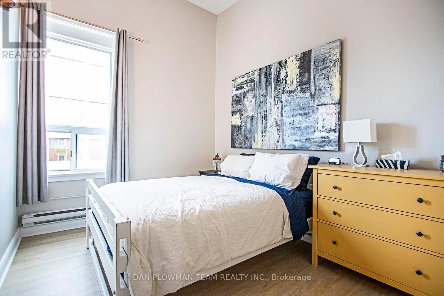 8-10 SIMCOE STREET N
