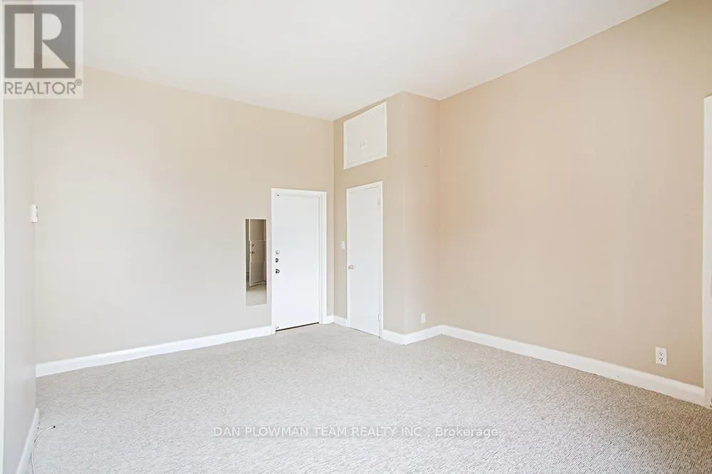 8-10 SIMCOE STREET N