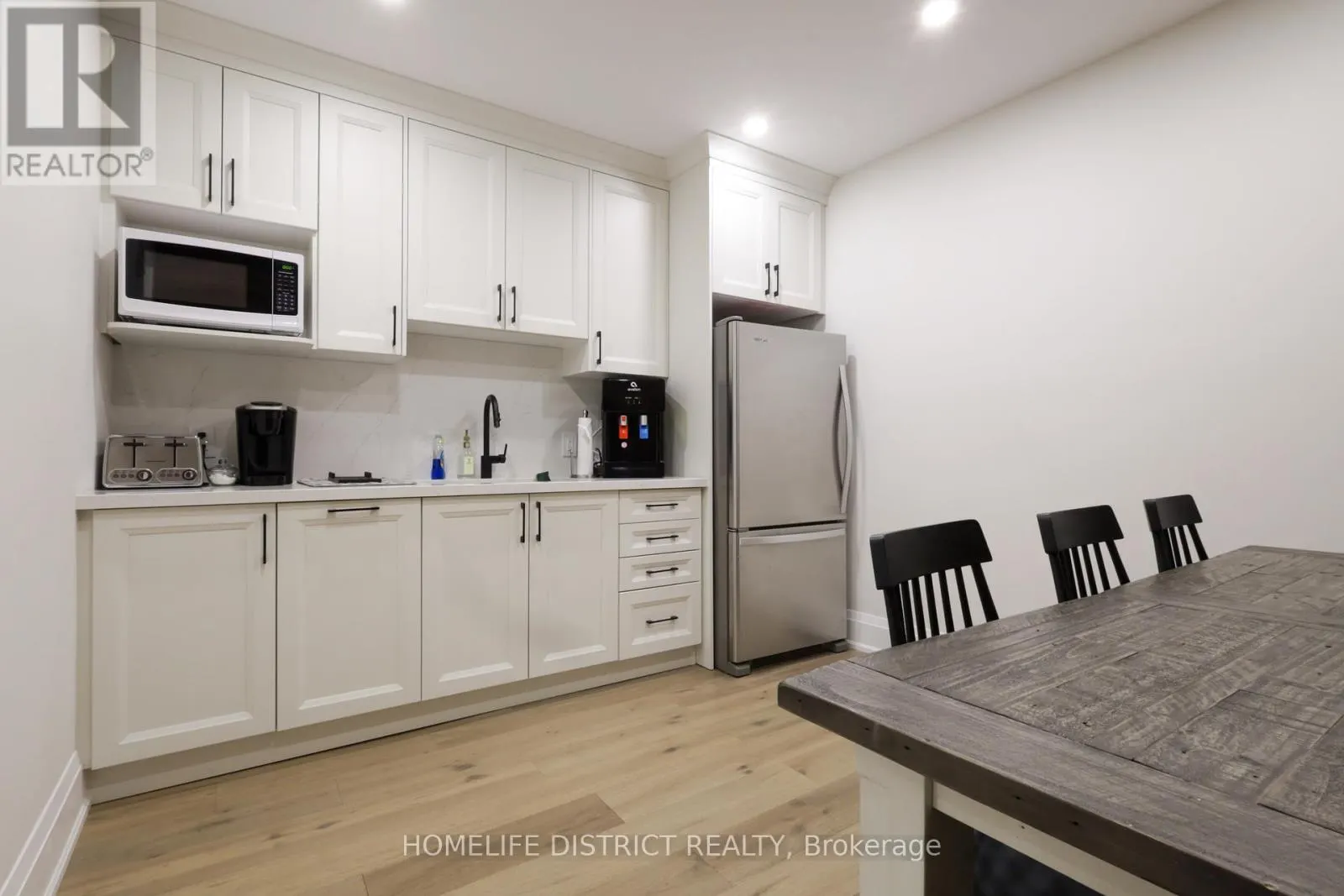 20 ELGIN STREET E