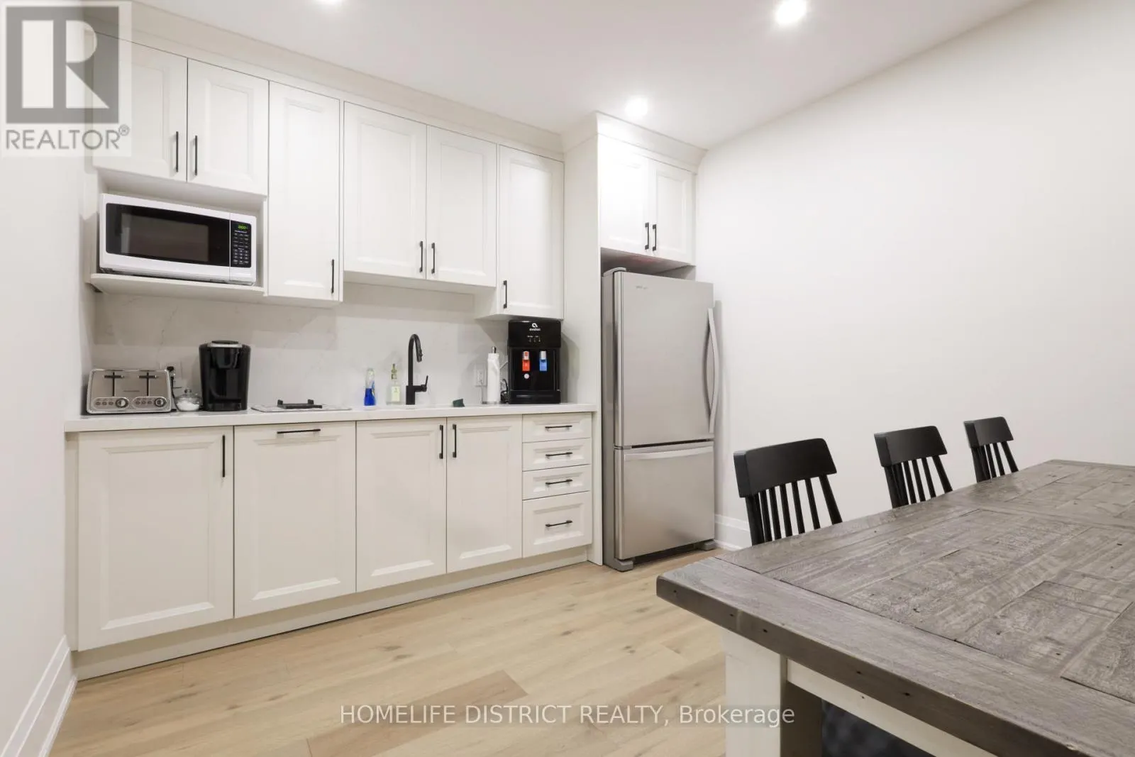 20 ELGIN STREET E