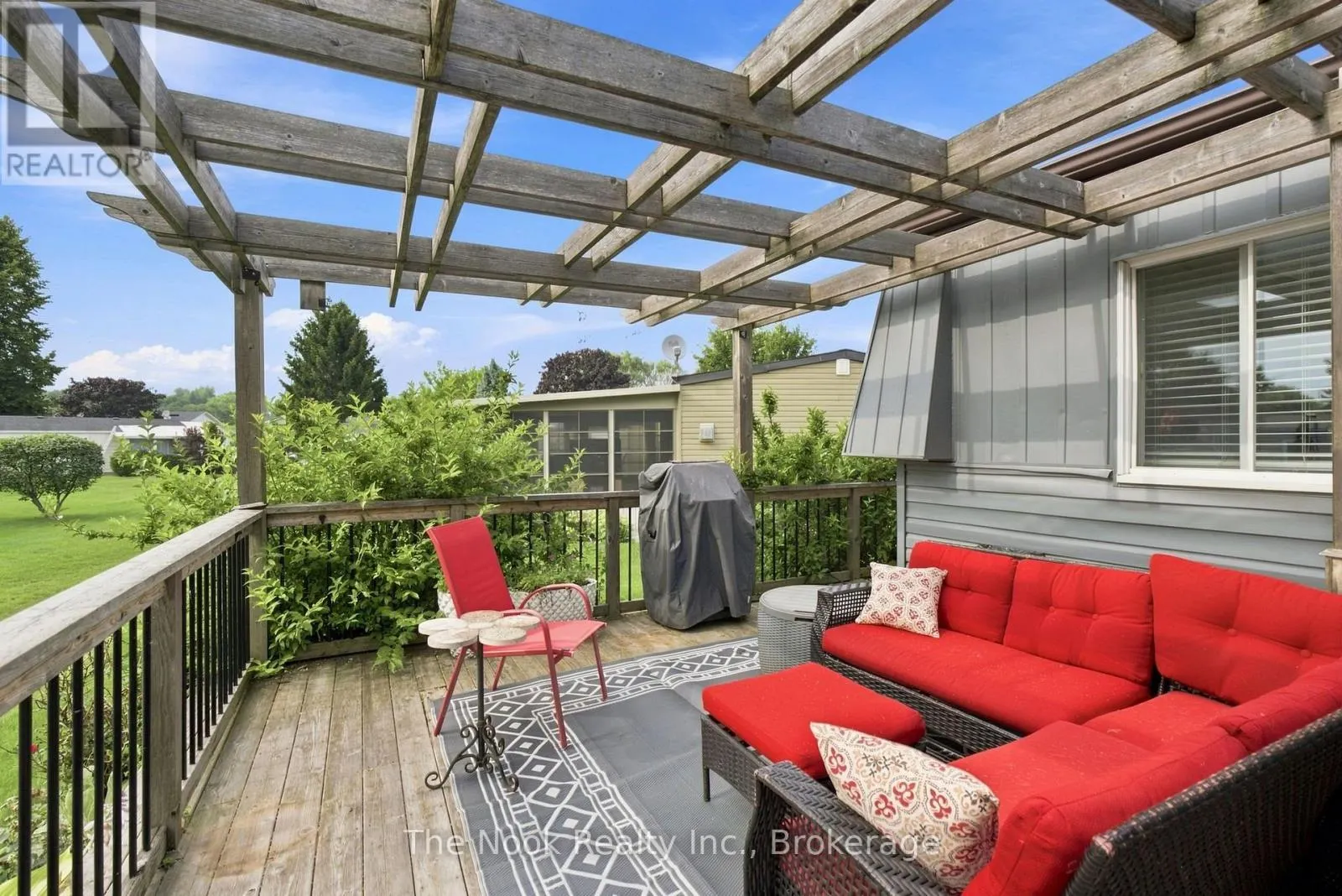 7 PINERIDGE CRESCENT