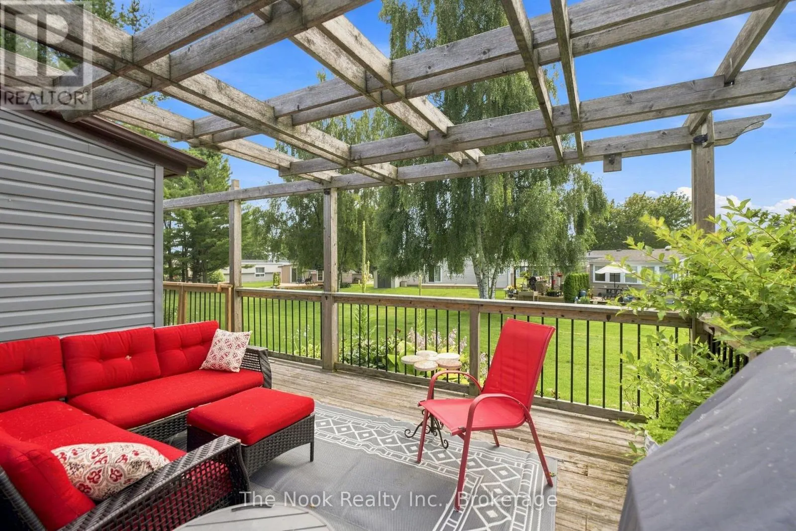 7 PINERIDGE CRESCENT