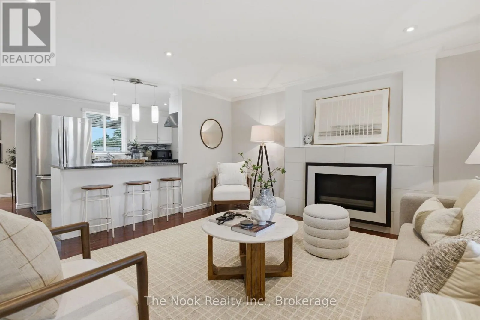 7 PINERIDGE CRESCENT