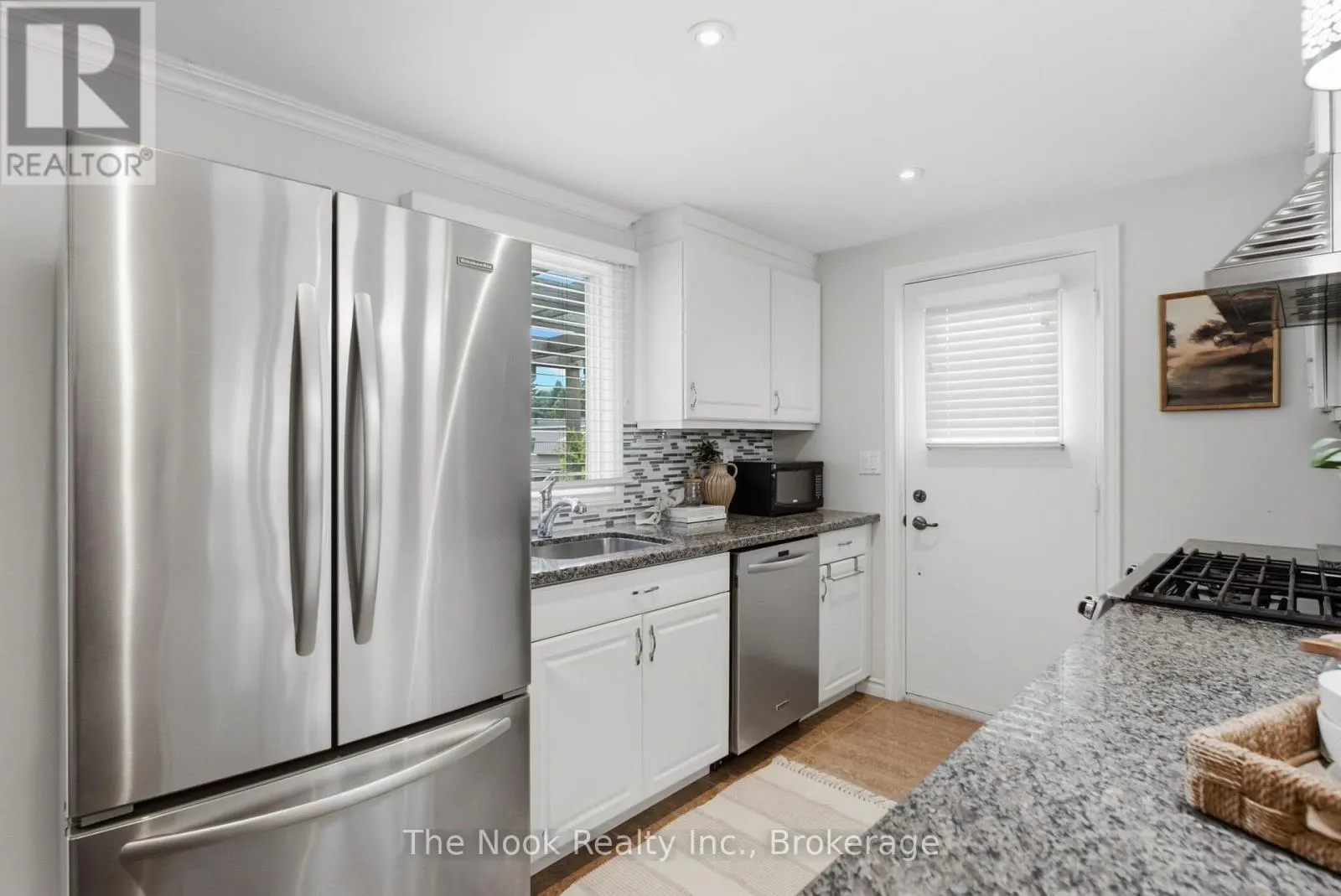 7 PINERIDGE CRESCENT