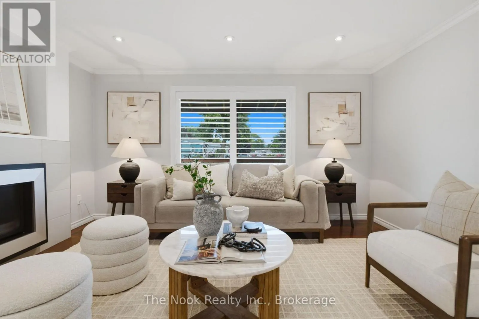 7 PINERIDGE CRESCENT