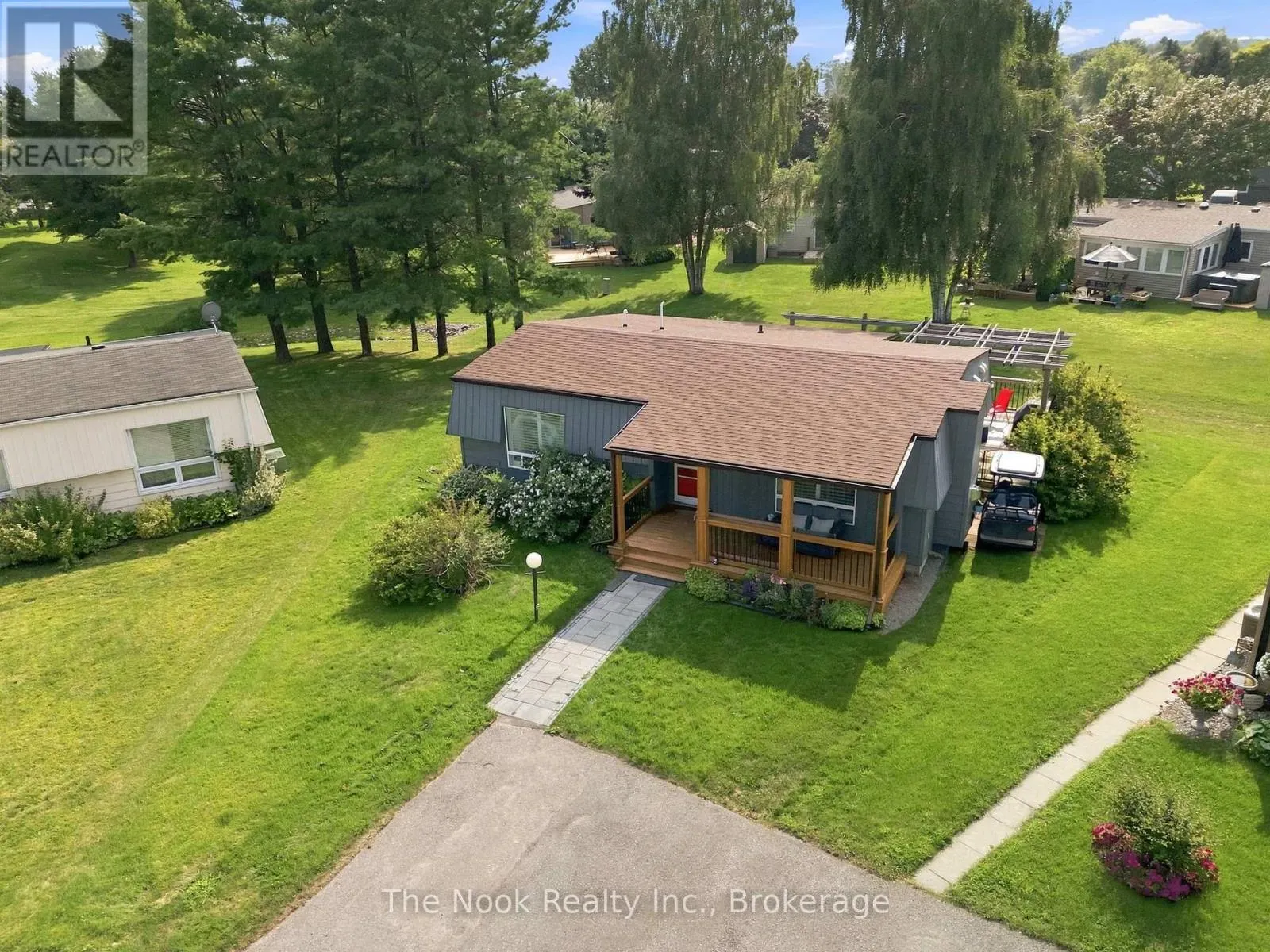 7 PINERIDGE CRESCENT