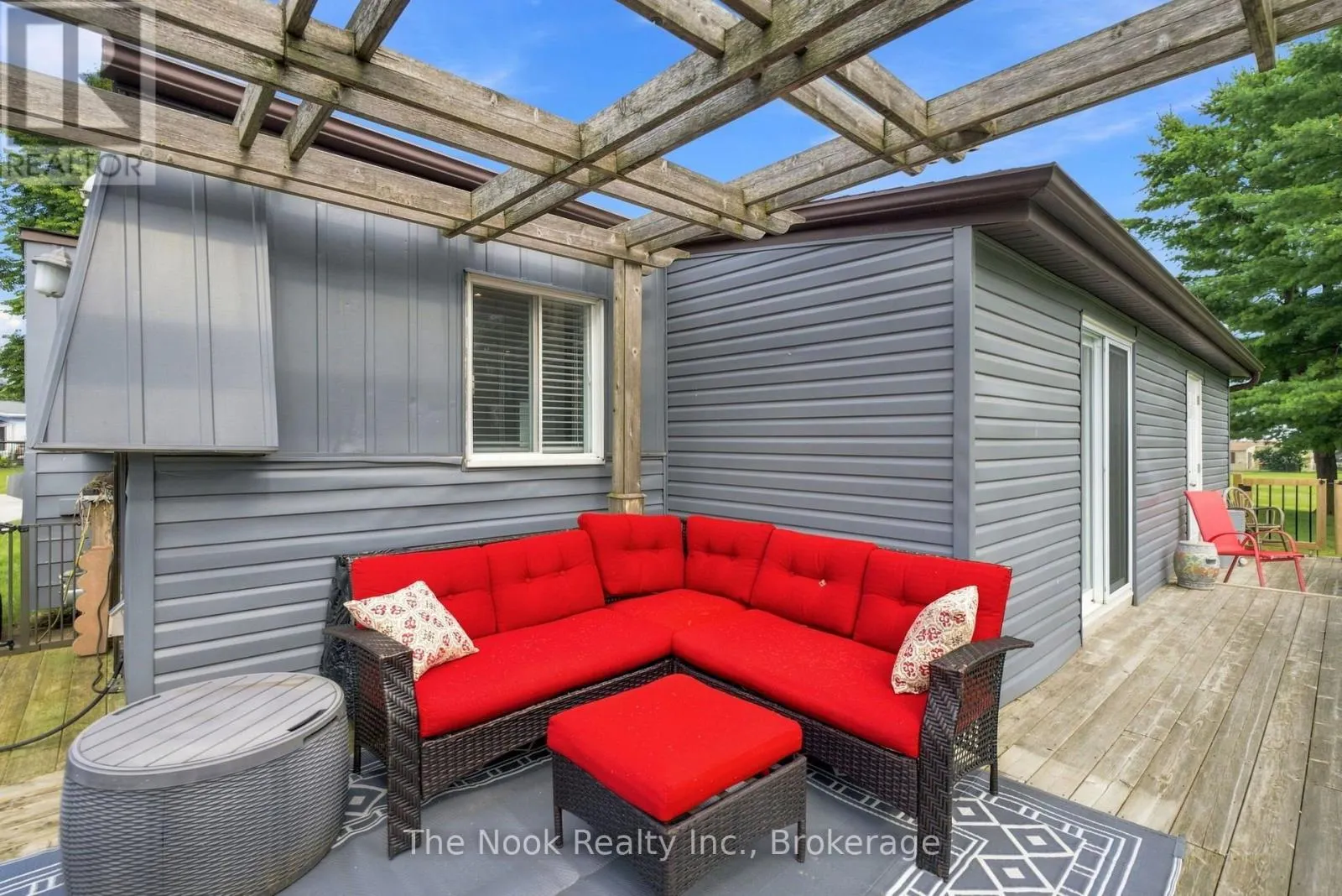 7 PINERIDGE CRESCENT