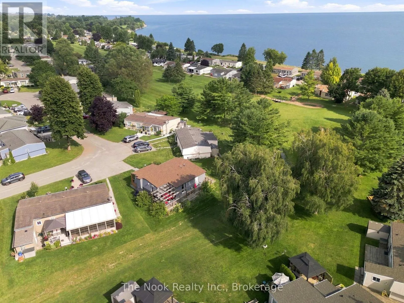 7 PINERIDGE CRESCENT