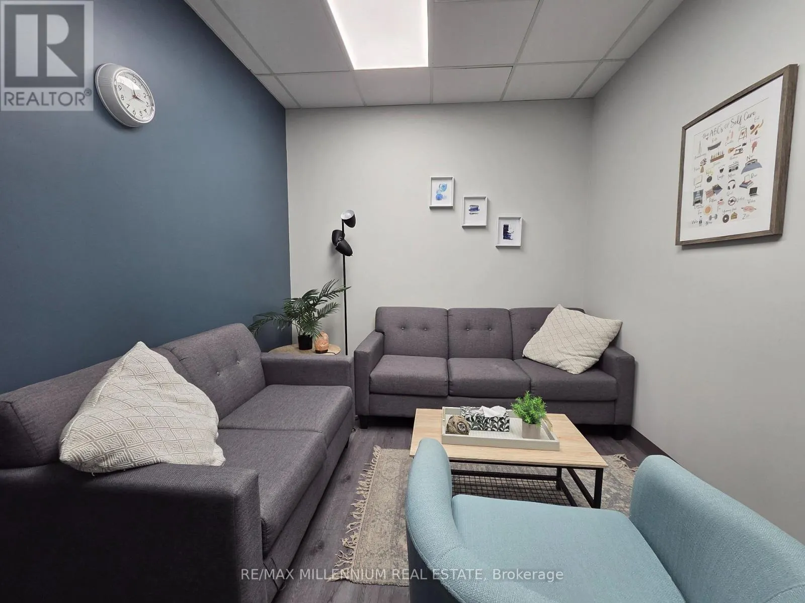 7 - 209 DUNDAS STREET E