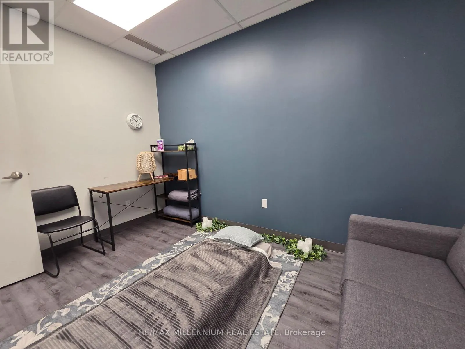 7 - 209 DUNDAS STREET E