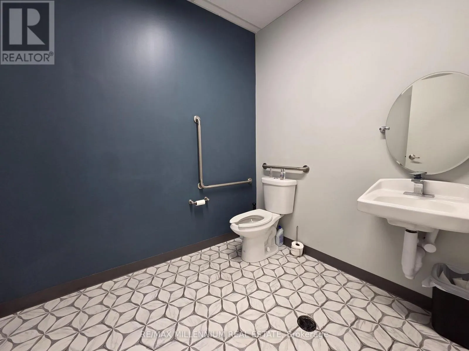 7 - 209 DUNDAS STREET E