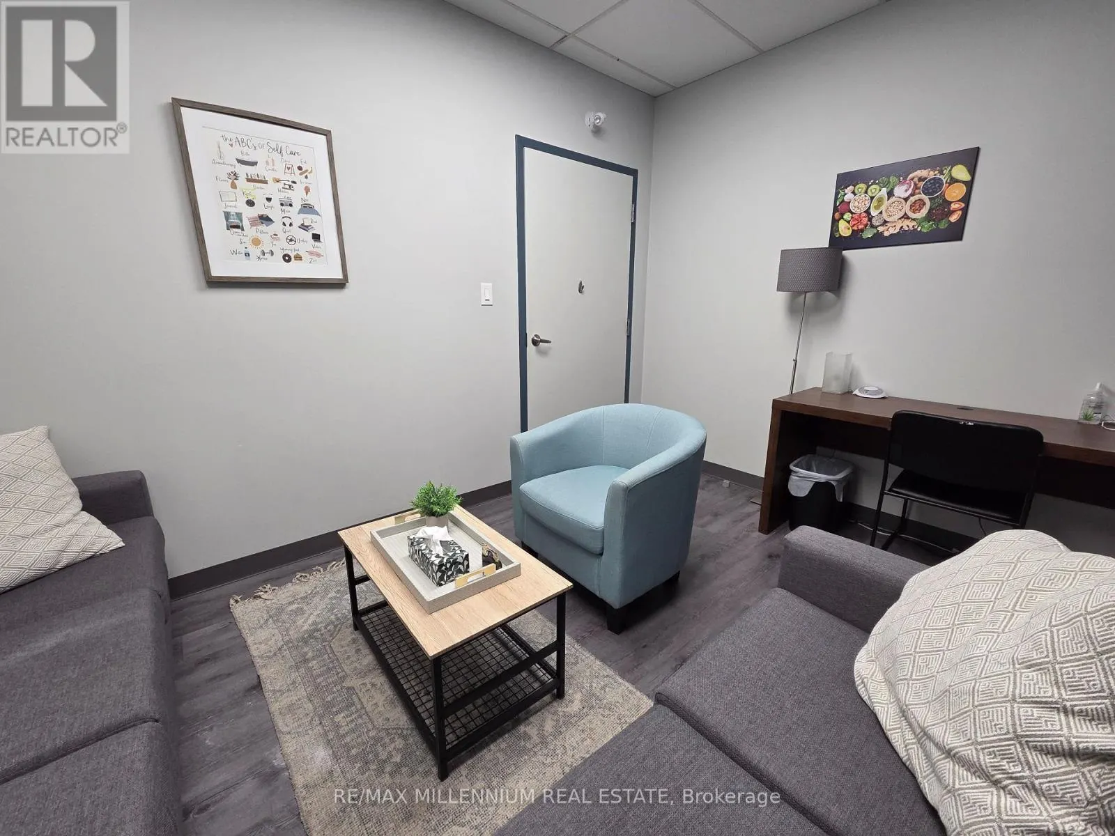 7 - 209 DUNDAS STREET E