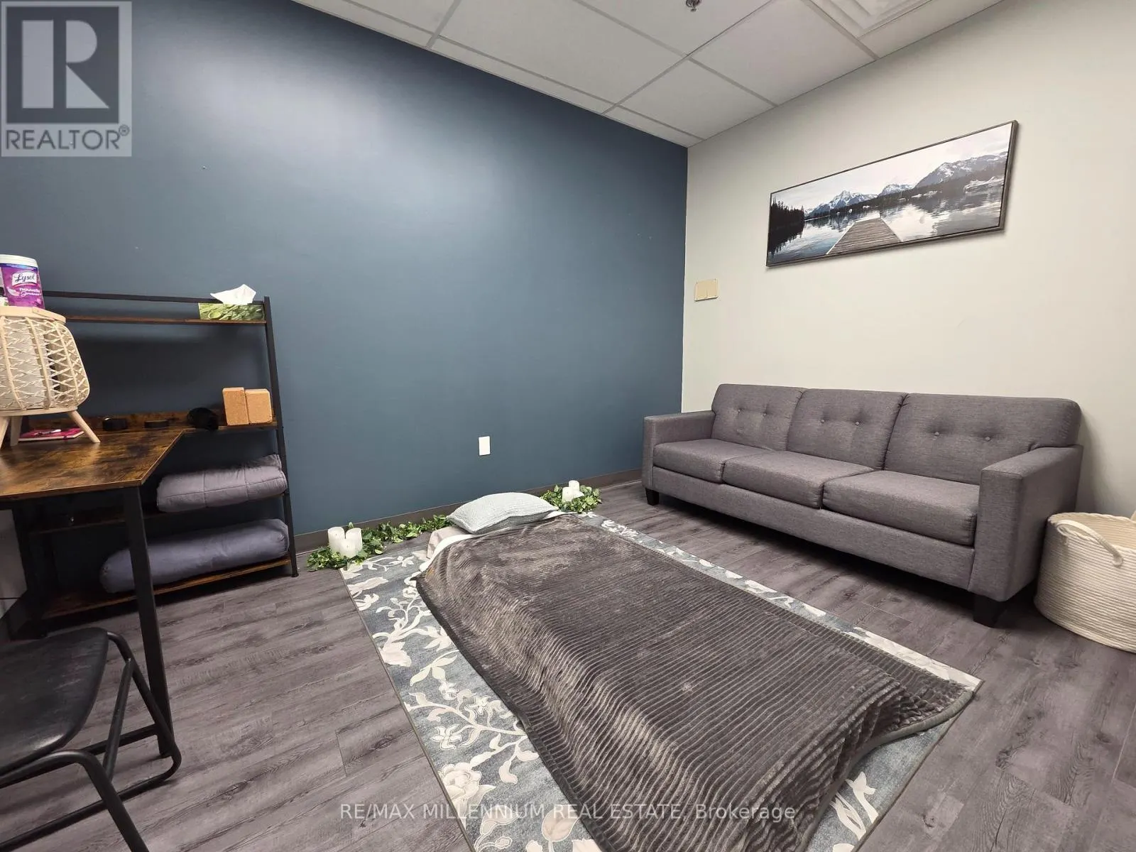 7 - 209 DUNDAS STREET E