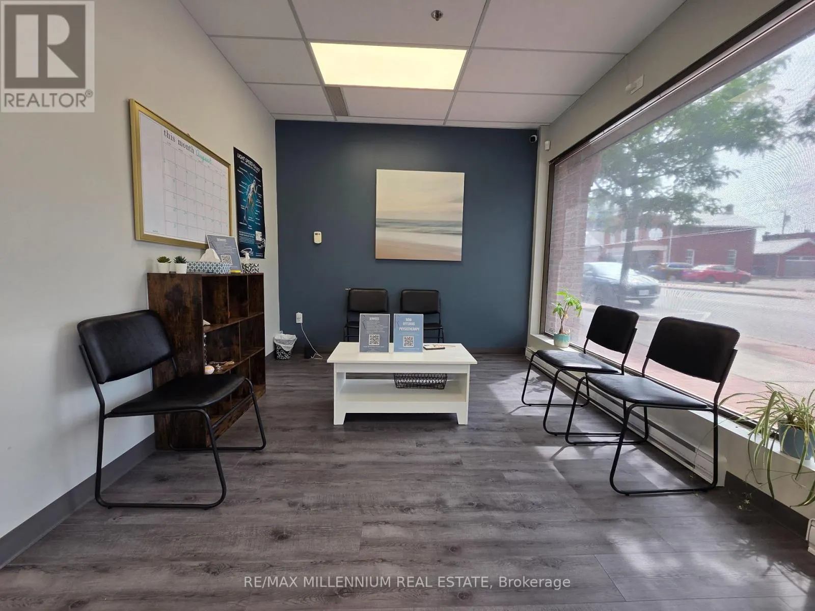 7 - 209 DUNDAS STREET E