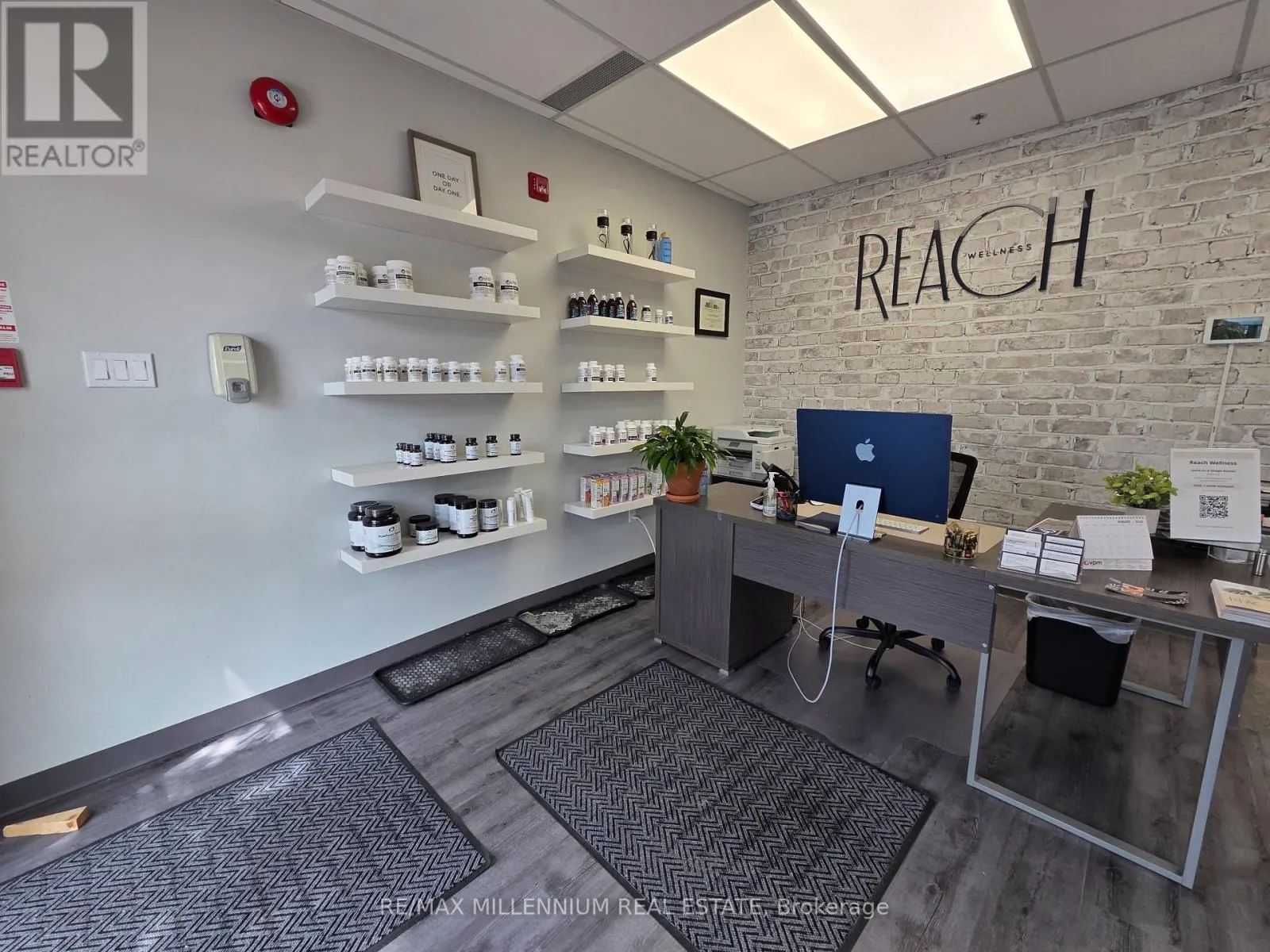 7 - 209 DUNDAS STREET E