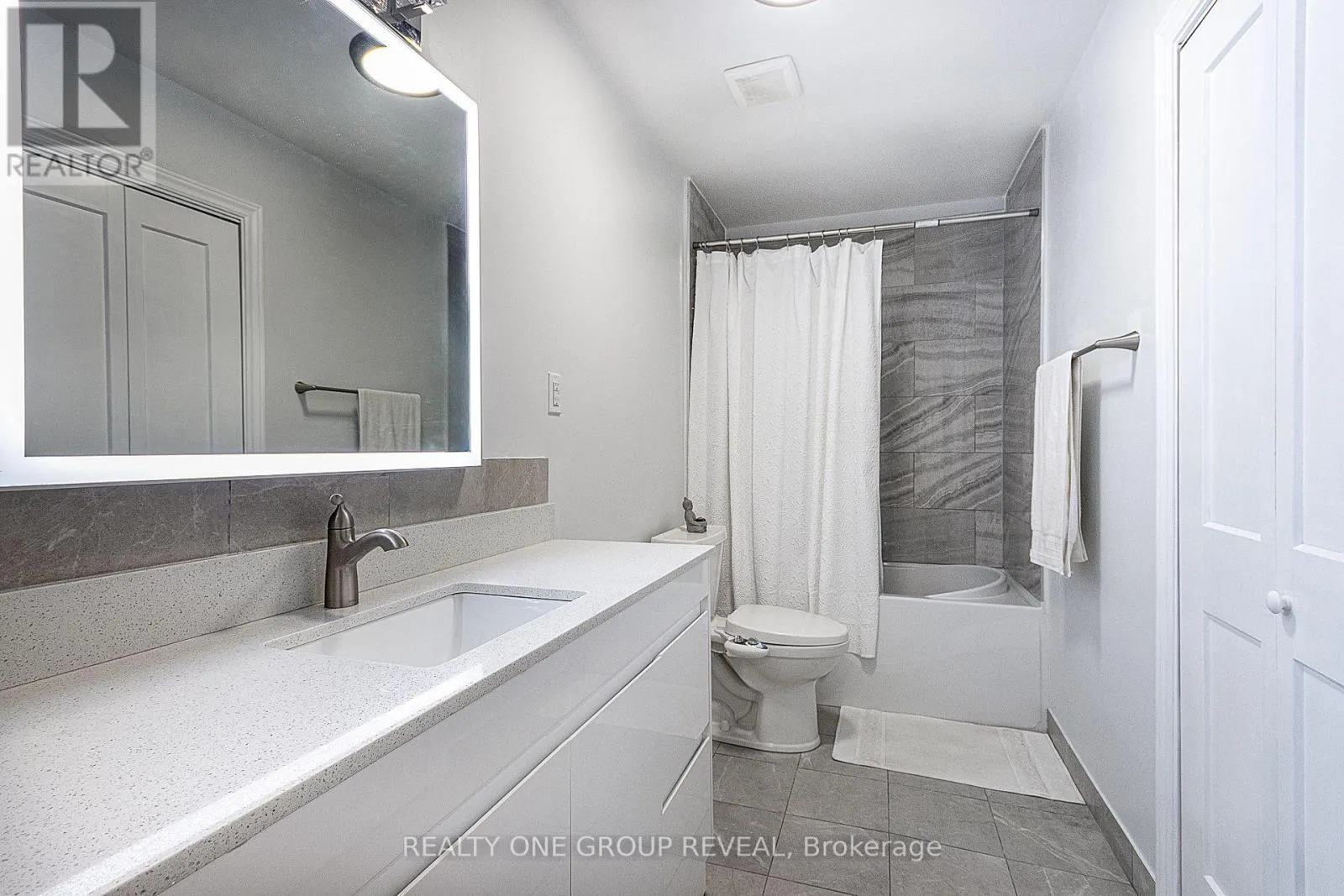 524 SIMCOE STREET S