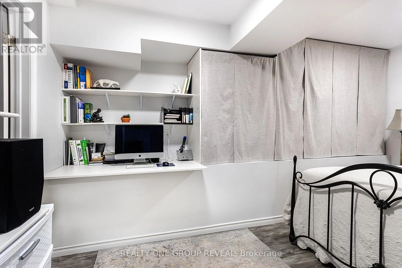 524 SIMCOE STREET S