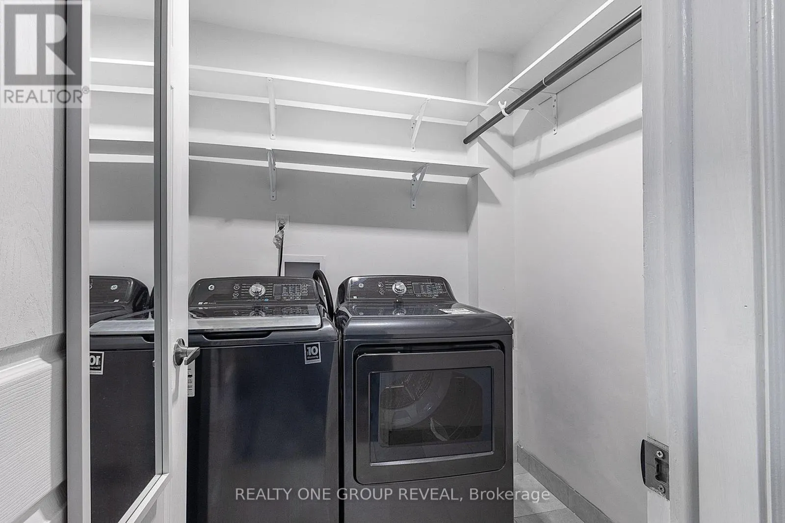 524 SIMCOE STREET S
