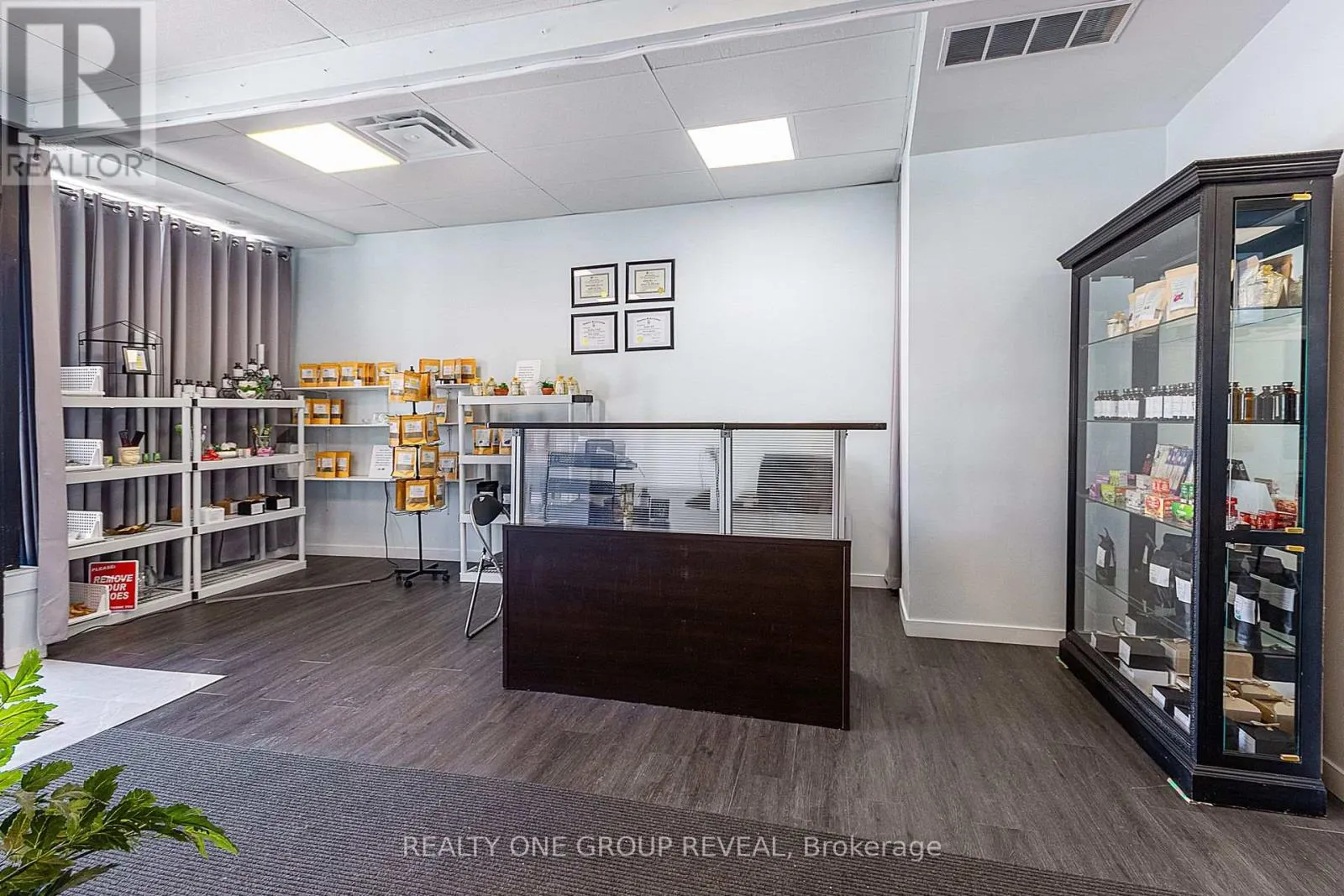 524 SIMCOE STREET S