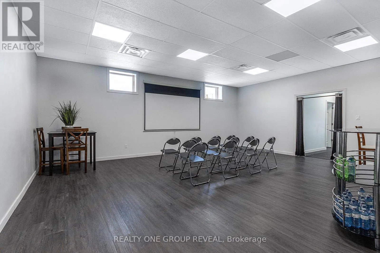 524 SIMCOE STREET S