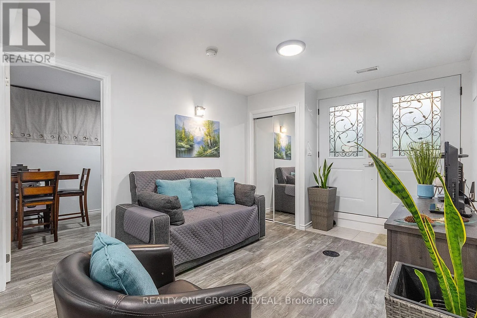 524 SIMCOE STREET S