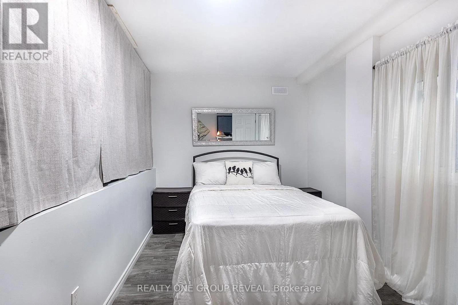524 SIMCOE STREET S