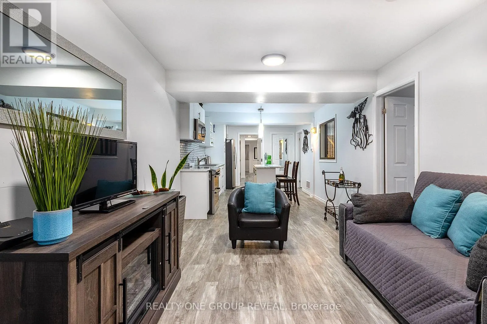 524 SIMCOE STREET S