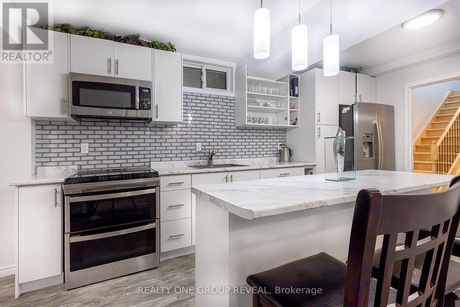 524 SIMCOE STREET S