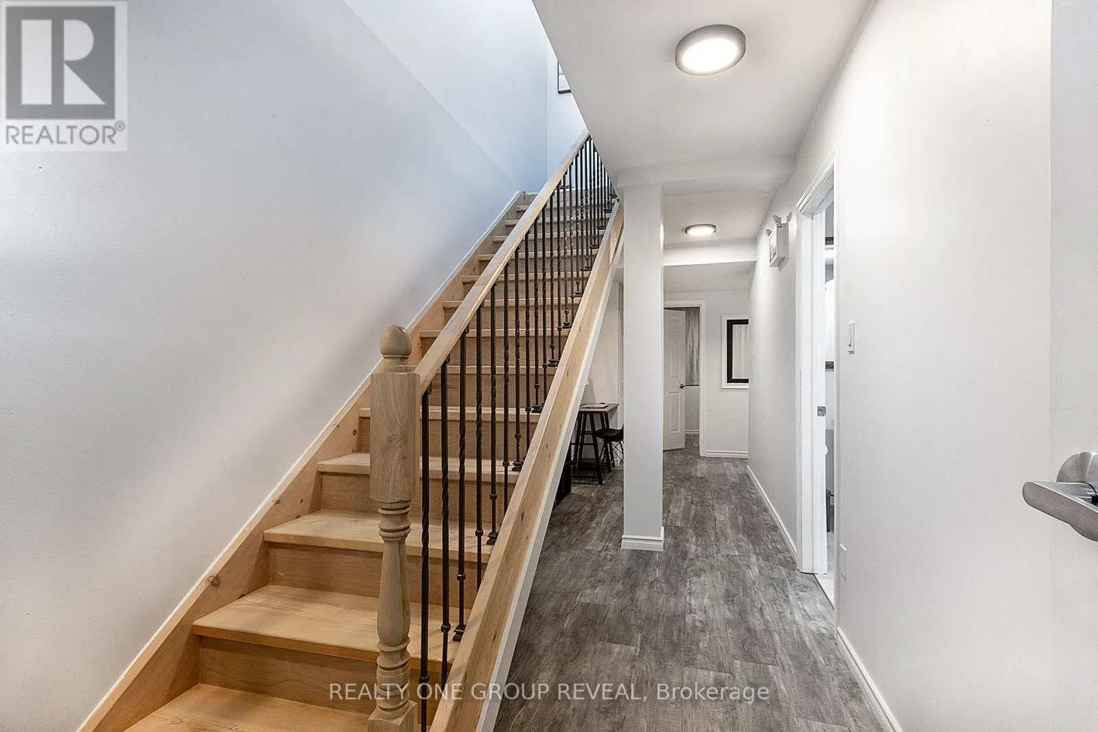 524 SIMCOE STREET S