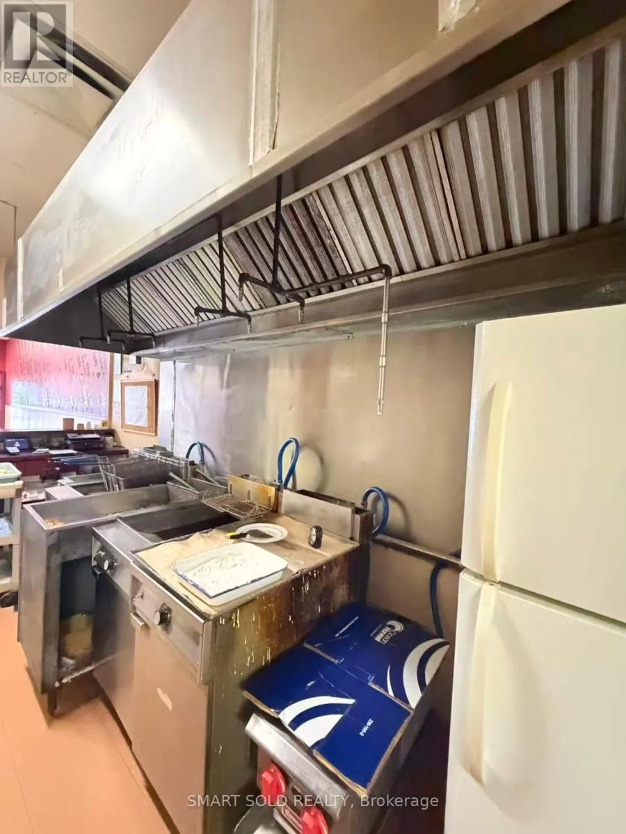 8 - 250 BAYLY STREET W